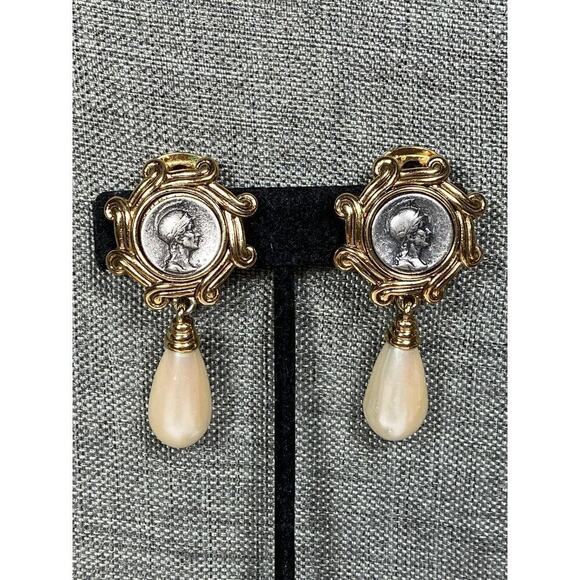 Cameo Clip Ons Dangles Earrings Drops Faux Pearl Drops Gold Tone Vintage Estate - Picture 1 of 13